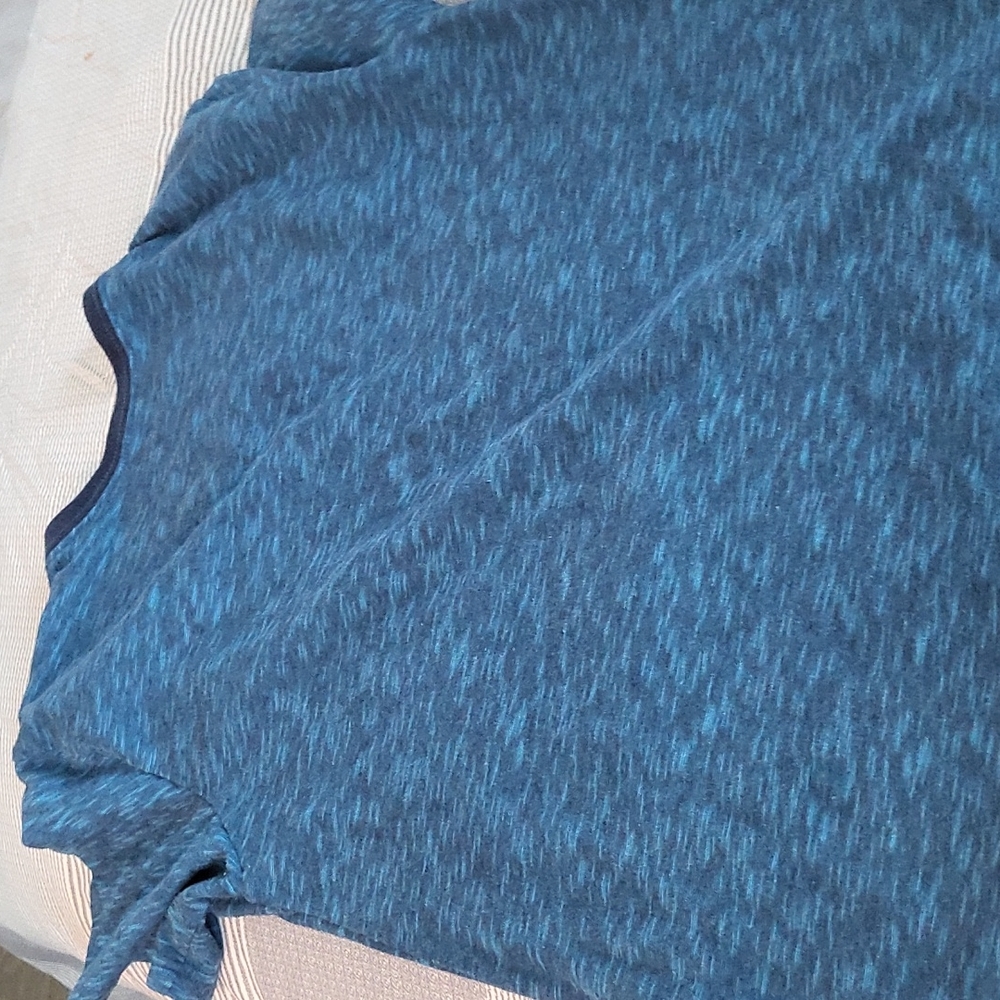 Shirts ๐ - Picture 3 of 3